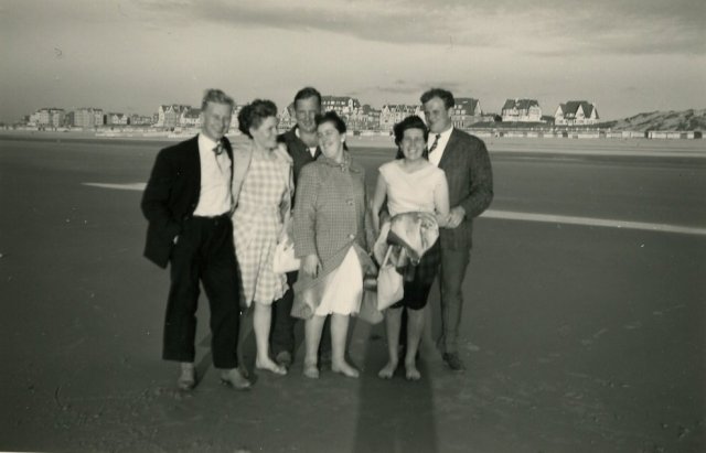 Groepsfoto aan zee